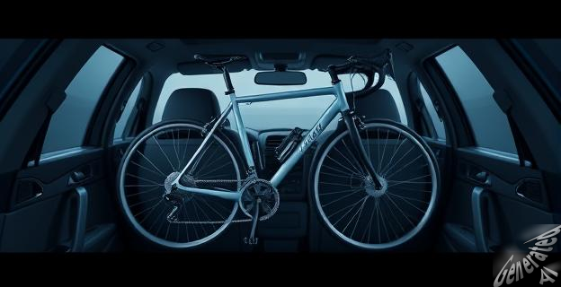 Utilizar anclajes o cinchas regulables para sujetar la bicicleta en el interior del coche